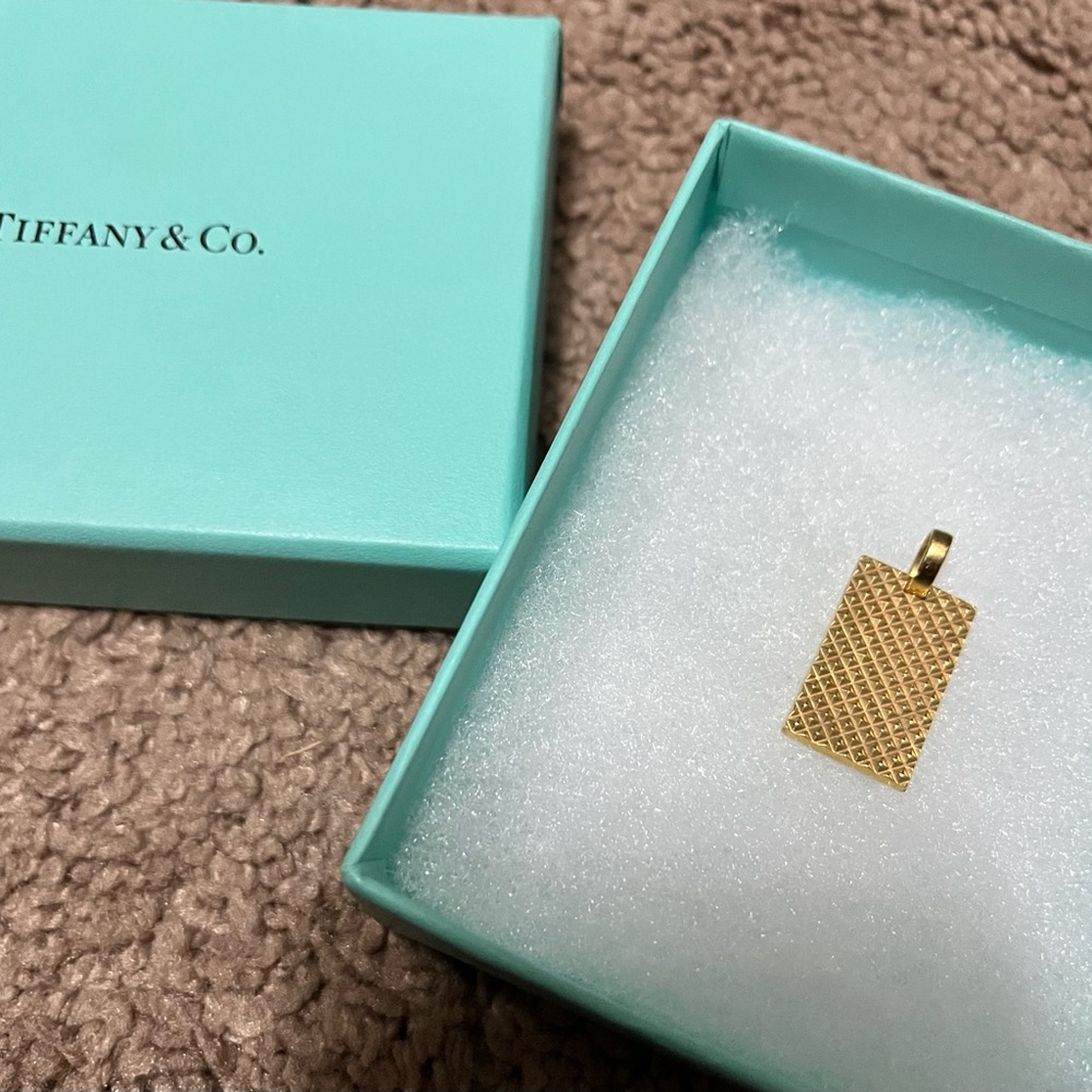 Tiffany & Co. Diamond Point Rectangle pendant box included 18k